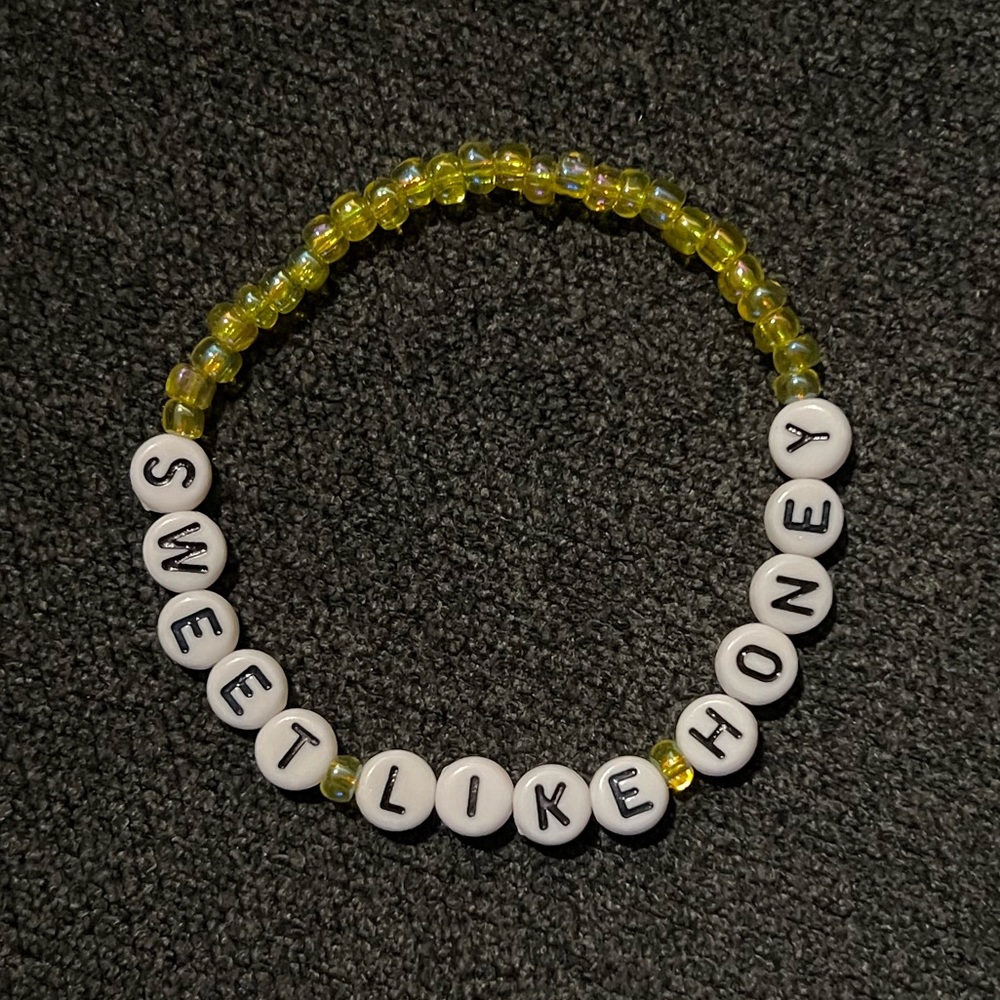 Taylor Swift sweet like honey friendship bracelet